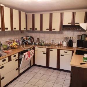 Donji Karin, kuća katnica sa 5 apartmana POVOLJNO! (prodaja)