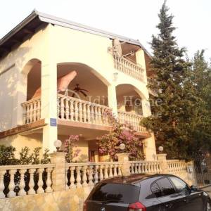 Donji Karin, kuća katnica sa 5 apartmana POVOLJNO! (prodaja)