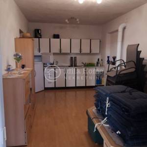 Donji Karin, kuća katnica sa 5 apartmana POVOLJNO! (prodaja)