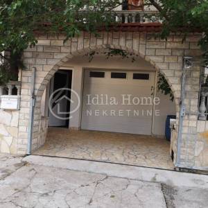 Donji Karin, kuća katnica sa 5 apartmana POVOLJNO! (prodaja)