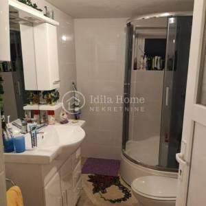Donji Karin, kuća katnica sa 5 apartmana POVOLJNO! (prodaja)