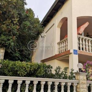 Donji Karin, kuća katnica sa 5 apartmana POVOLJNO! (prodaja)