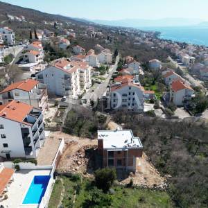Dramalj dvoetažni apartman u novogradnji