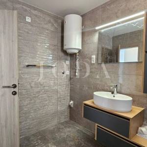 Dramalj dvoetažni apartman u novogradnji
