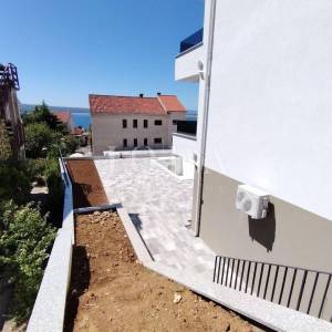 Dramalj dvoetažni stan u novogradnji