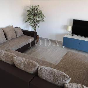 Dramalj, novouređena kuća s pet apartmana i bazenom