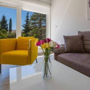 Dramalj, novouređena kuća s pet apartmana i bazenom