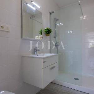 Dramalj, novouređena kuća s pet apartmana i bazenom