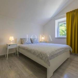 Dramalj, novouređena kuća s pet apartmana i bazenom