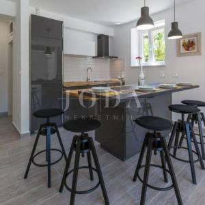 Dramalj, novouređena kuća s pet apartmana i bazenom