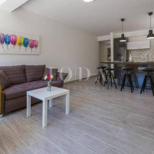 Dramalj, novouređena kuća s pet apartmana i bazenom