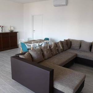 Dramalj, novouređena kuća s pet apartmana i bazenom