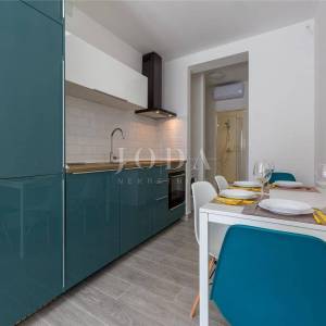 Dramalj, novouređena kuća s pet apartmana i bazenom