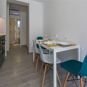 Dramalj, novouređena kuća s pet apartmana i bazenom