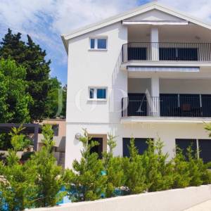 Dramalj, novouređena kuća s pet apartmana i bazenom