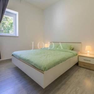 Dramalj, novouređena kuća s pet apartmana i bazenom