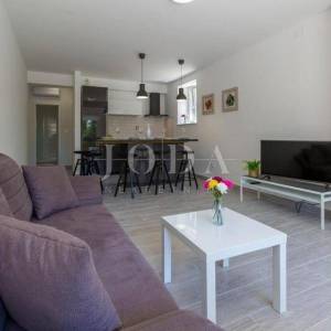 Dramalj, novouređena kuća s pet apartmana i bazenom