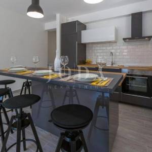 Dramalj, novouređena kuća s pet apartmana i bazenom