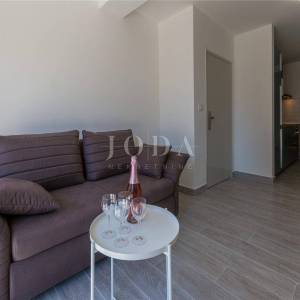 Dramalj, novouređena kuća s pet apartmana i bazenom