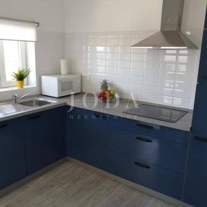 Dramalj, novouređena kuća s pet apartmana i bazenom