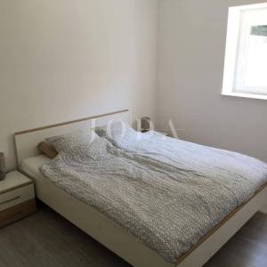 Dramalj, novouređena kuća s pet apartmana i bazenom