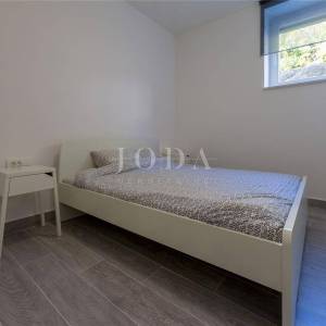 Dramalj, novouređena kuća s pet apartmana i bazenom