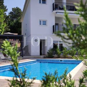 Dramalj, novouređena kuća s pet apartmana i bazenom