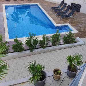 Dramalj, novouređena kuća s pet apartmana i bazenom