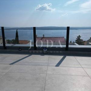 Dramalj penthouse sa garažom i zasebnim apartmanom