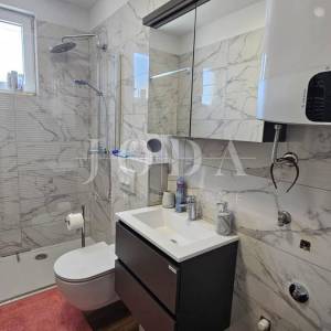 Dramalj penthouse sa garažom i zasebnim apartmanom