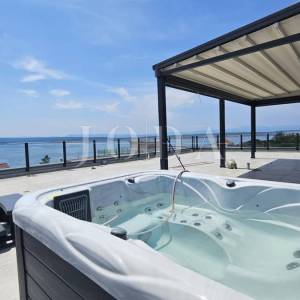 Dramalj penthouse sa garažom i zasebnim apartmanom