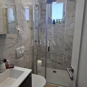 Dramalj penthouse sa garažom i zasebnim apartmanom