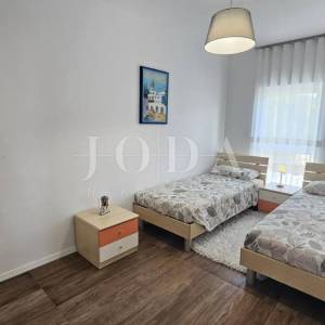 Dramalj penthouse sa garažom i zasebnim apartmanom