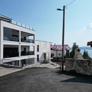 Dramalj penthouse sa garažom i zasebnim apartmanom