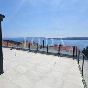 Dramalj penthouse sa garažom i zasebnim apartmanom