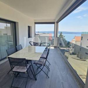 Dramalj penthouse sa garažom i zasebnim apartmanom