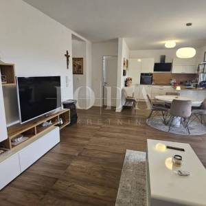 Dramalj penthouse sa garažom i zasebnim apartmanom