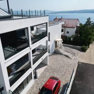 Dramalj penthouse sa garažom i zasebnim apartmanom