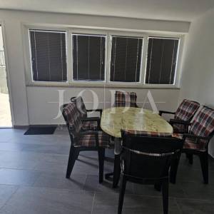 Dramalj penthouse sa garažom i zasebnim apartmanom