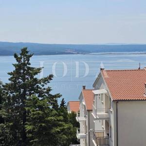 Dramalj penthouse sa garažom i zasebnim apartmanom