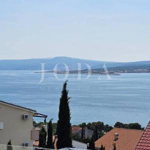Dramalj penthouse sa garažom i zasebnim apartmanom