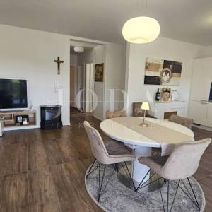 Dramalj penthouse sa garažom i zasebnim apartmanom