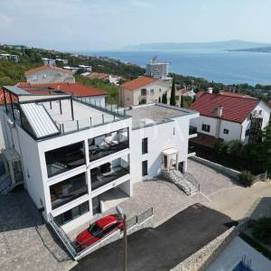 Dramalj penthouse sa garažom i zasebnim apartmanom