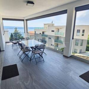 Dramalj penthouse sa garažom i zasebnim apartmanom