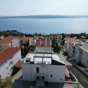 Dramalj penthouse sa garažom i zasebnim apartmanom
