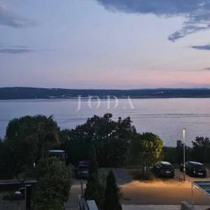Dramalj stan, 2s+db, parking, terasa, spremište