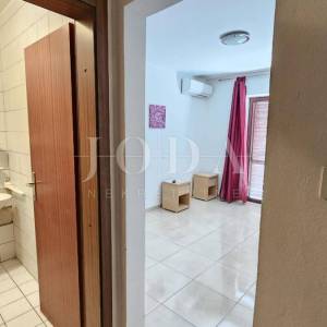 Dramalj studio apartman sa parkingom