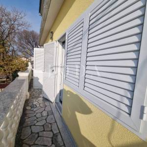 DRAMALJ,obiteljska kuća sa okućinico i garažaom