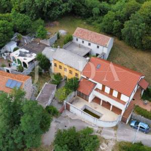 Drivenik, kuća u nizu sa velikim potencijalom