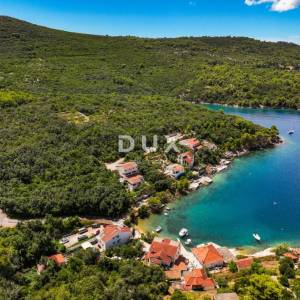 DUGI OTOK - građevinsko zemljište prvi red do mora